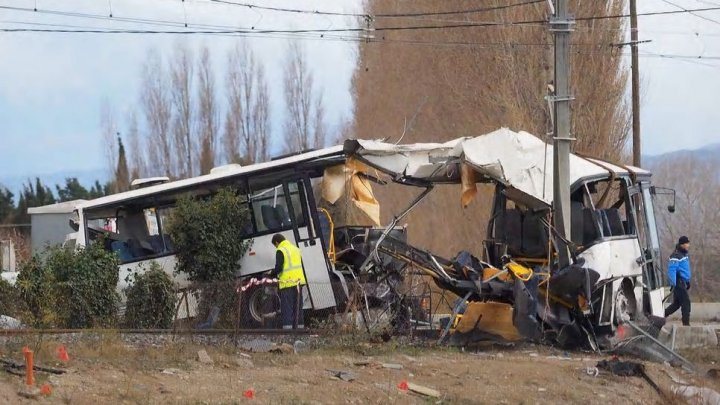 Cinci persoane au murit în urma coliziunii între un tren şi un autobuz şcolar, în sud-estul Franţei