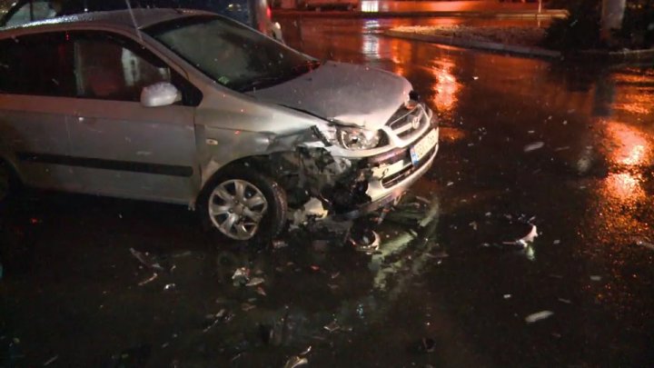 Accident violent în Capitală. O tânără a ajuns la spital, după ce un şofer nu a cedat trecerea în intersecţie (FOTO)