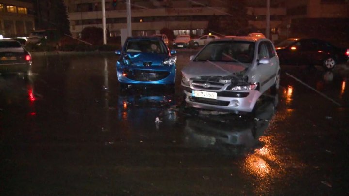 Accident violent în Capitală. O tânără a ajuns la spital, după ce un şofer nu a cedat trecerea în intersecţie (FOTO)