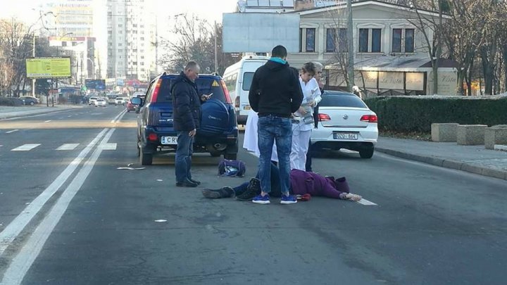 ACCIDENT CUMPLIT în Capitală. O femeie, lovită în plin de o maşină pe trecerea de pietoni. Victima a zburat câţiva metri în aer