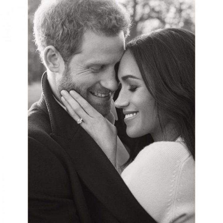 Prinţul Harry şi Meghan Markle au publicat fotografiile care marchează proaspăta logodnă (FOTO)