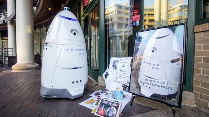 Motivul pentru care oamenii străzii au luat la bătaie un robot într-o parcare din San Francisco (VIDEO)