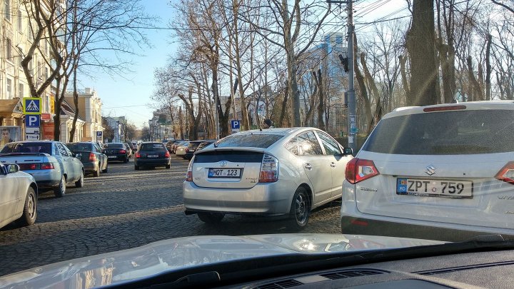 Şoferi FĂRĂ TUPEU! O stradă din centrul Capitalei BLOCATĂ de 2 maşini parcate aiurea