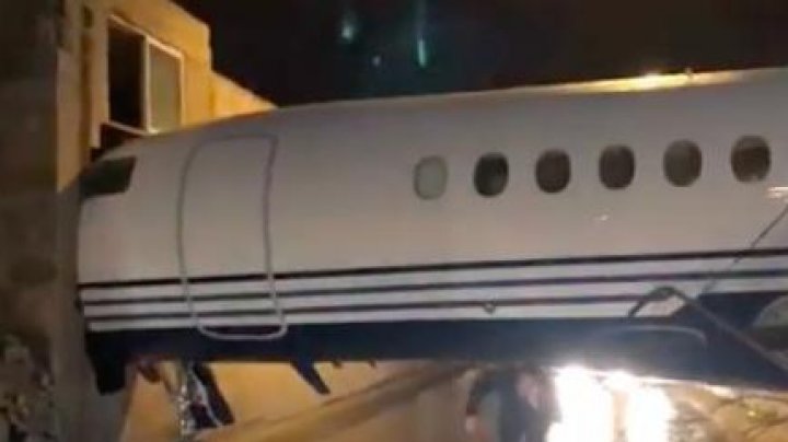 ACCIDENT PROVOCAT DE VÂNT. Un avion a lovit o clădire pe aeroportul din Malta (VIDEO)