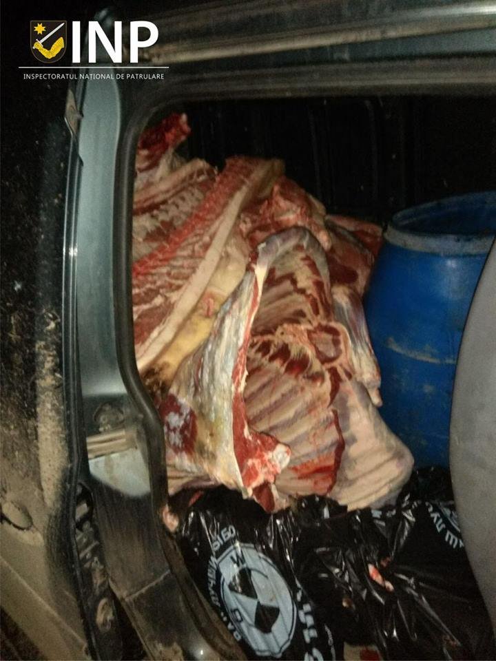Jumătate de tonă de carne de porc, transportată în condiţii insalubre, urma să ajungă la Piaţa Centrală (FOTO)