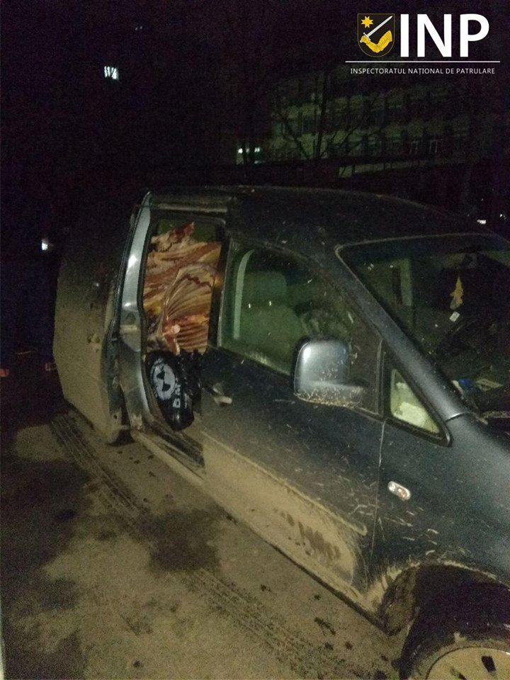 Jumătate de tonă de carne de porc, transportată în condiţii insalubre, urma să ajungă la Piaţa Centrală (FOTO)