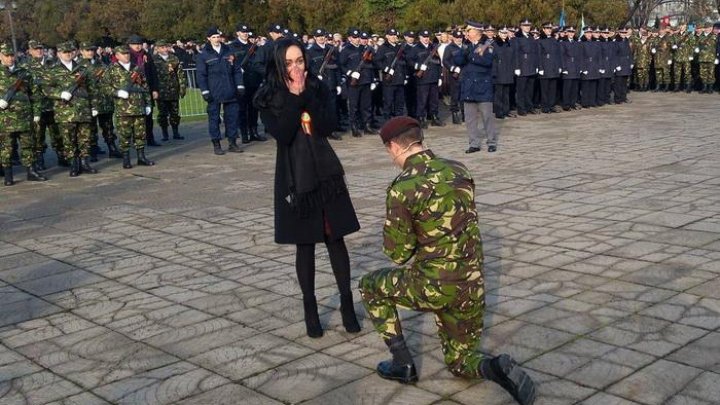 Moment emoţionant la parada de Ziua Naţională a României. Un militar şi-a cerut în căsătorie iubita