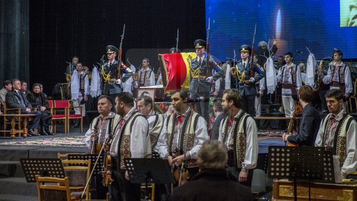 Conducătorul ansamblului de dansuri populare Joc, Vladimir Curbet a fost petrecut pe ultimul drum (FOTOREPORT)