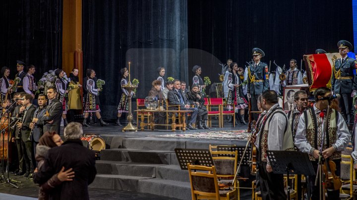 Conducătorul ansamblului de dansuri populare Joc, Vladimir Curbet a fost petrecut pe ultimul drum (FOTOREPORT)