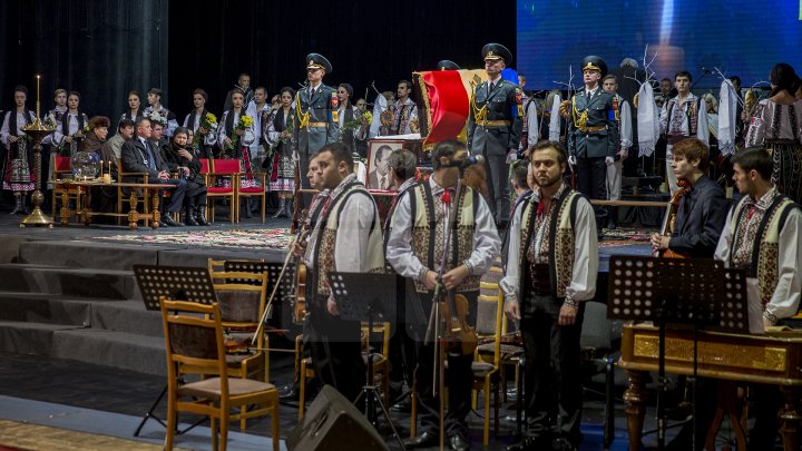 Conducătorul ansamblului de dansuri populare Joc, Vladimir Curbet a fost petrecut pe ultimul drum (FOTOREPORT)