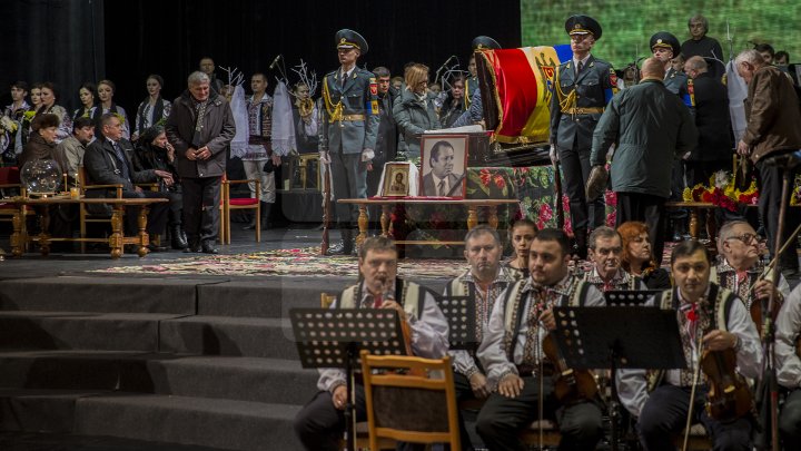 Conducătorul ansamblului de dansuri populare Joc, Vladimir Curbet a fost petrecut pe ultimul drum (FOTOREPORT)
