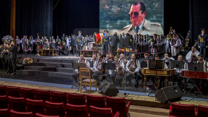 Conducătorul ansamblului de dansuri populare Joc, Vladimir Curbet a fost petrecut pe ultimul drum (FOTOREPORT)
