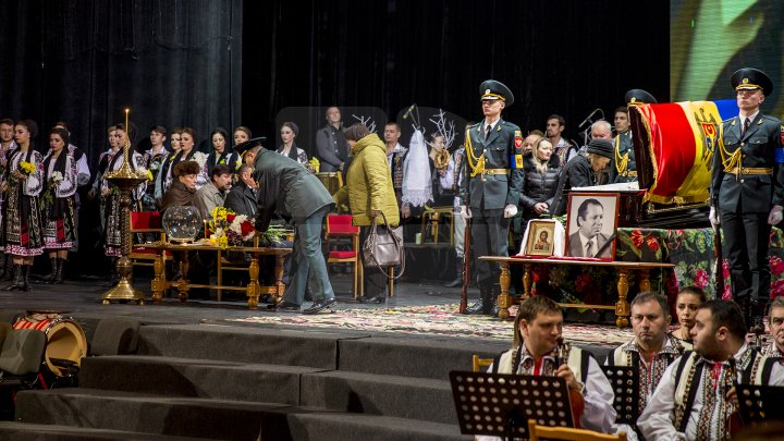 Conducătorul ansamblului de dansuri populare Joc, Vladimir Curbet a fost petrecut pe ultimul drum (FOTOREPORT)