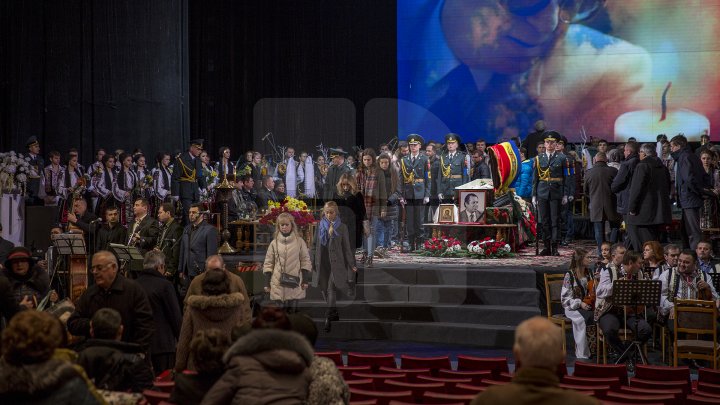 Conducătorul ansamblului de dansuri populare Joc, Vladimir Curbet a fost petrecut pe ultimul drum (FOTOREPORT)