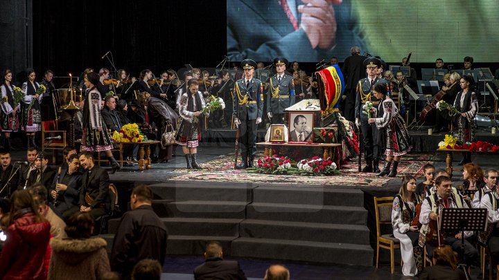 Conducătorul ansamblului de dansuri populare Joc, Vladimir Curbet a fost petrecut pe ultimul drum (FOTOREPORT)