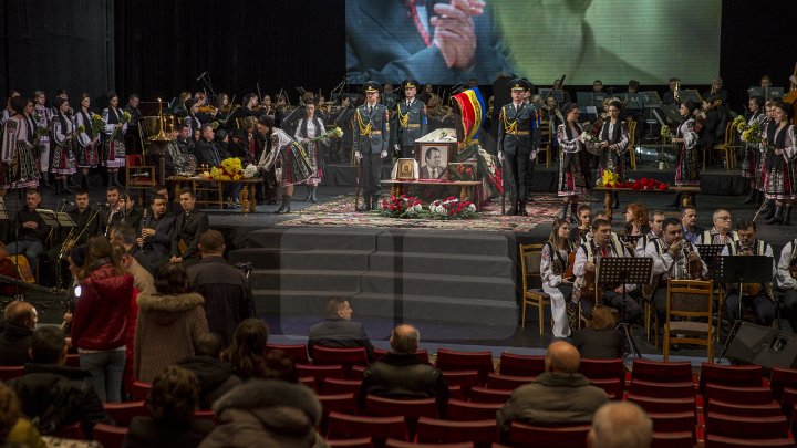 Conducătorul ansamblului de dansuri populare Joc, Vladimir Curbet a fost petrecut pe ultimul drum (FOTOREPORT)