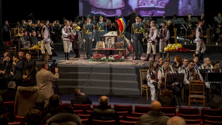 Conducătorul ansamblului de dansuri populare Joc, Vladimir Curbet a fost petrecut pe ultimul drum (FOTOREPORT)
