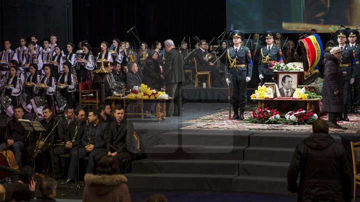 Conducătorul ansamblului de dansuri populare Joc, Vladimir Curbet a fost petrecut pe ultimul drum (FOTOREPORT)