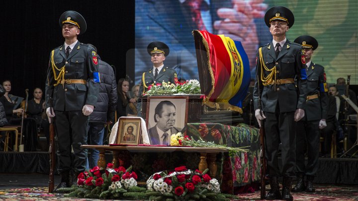 Conducătorul ansamblului de dansuri populare Joc, Vladimir Curbet a fost petrecut pe ultimul drum (FOTOREPORT)