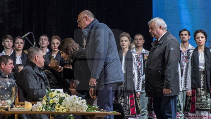 Conducătorul ansamblului de dansuri populare Joc, Vladimir Curbet a fost petrecut pe ultimul drum (FOTOREPORT)