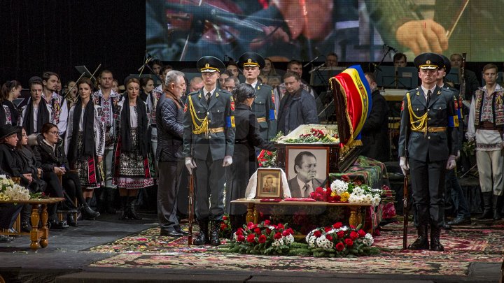 Conducătorul ansamblului de dansuri populare Joc, Vladimir Curbet a fost petrecut pe ultimul drum (FOTOREPORT)