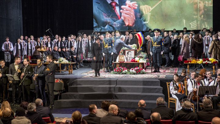 Conducătorul ansamblului de dansuri populare Joc, Vladimir Curbet a fost petrecut pe ultimul drum (FOTOREPORT)