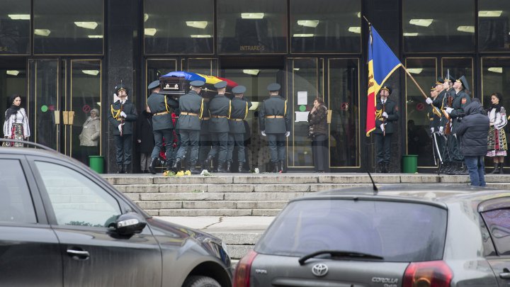 Conducătorul ansamblului de dansuri populare Joc, Vladimir Curbet a fost petrecut pe ultimul drum (FOTOREPORT)