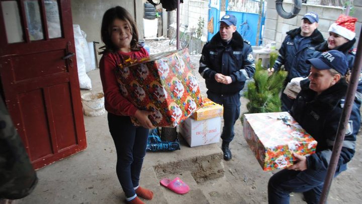 Daruri de Crăciun. Angajații Inspectoratului de Poliție Criuleni au adus zâmbete și bucurie în sânul familiilor nevoiaşe (FOTO)