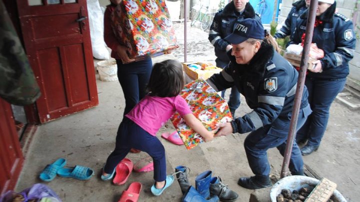 Daruri de Crăciun. Angajații Inspectoratului de Poliție Criuleni au adus zâmbete și bucurie în sânul familiilor nevoiaşe (FOTO)
