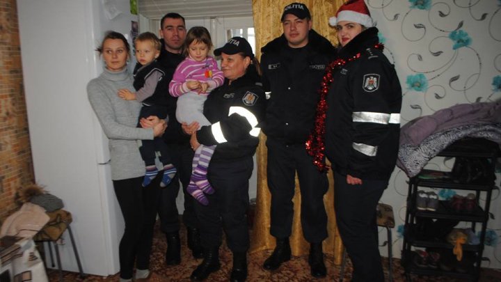 Daruri de Crăciun. Angajații Inspectoratului de Poliție Criuleni au adus zâmbete și bucurie în sânul familiilor nevoiaşe (FOTO)