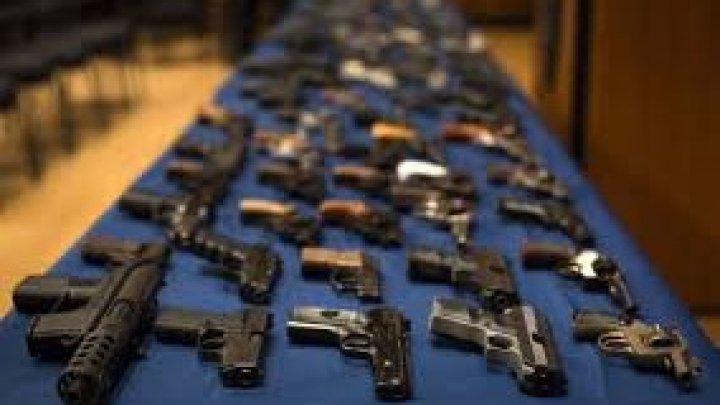 Jaf la un magazin din Statele Unite. Trei bărbaţi mascaţi au reuşit să fure peste 30 de arme de diferite calibre