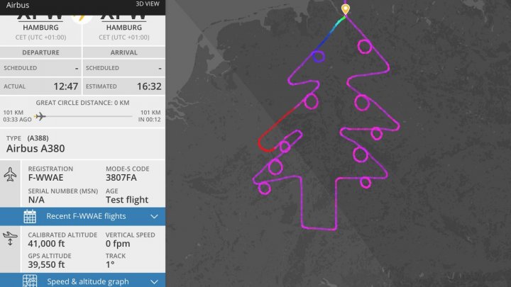 Fenomen nemaipomenit în spațiul aerian. Un avion a desenat un Pom de Crăciun pe cer (FOTO)