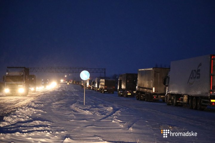 Peste 800 de mașini rămân blocate pe şoseaua Kiev-Odesa din cauza ninsorilor abundente (FOTO/VIDEO)