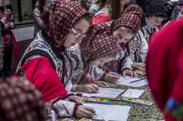 Primesc răspuns doar COPIII CUMINŢI! Micuţii din toată ţara, îndemnaţi să-i trimită scrisori lui Moş Crăciun (FOTO)