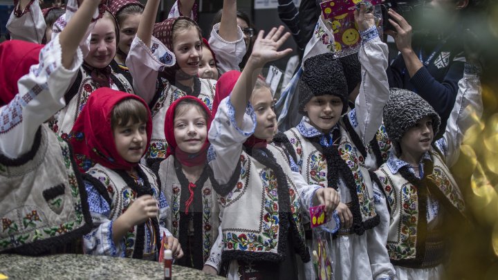 Primesc răspuns doar COPIII CUMINŢI! Micuţii din toată ţara, îndemnaţi să-i trimită scrisori lui Moş Crăciun (FOTO)