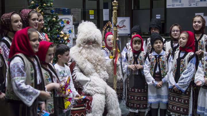 Primesc răspuns doar COPIII CUMINŢI! Micuţii din toată ţara, îndemnaţi să-i trimită scrisori lui Moş Crăciun (FOTO)