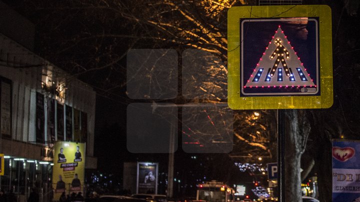 Primele indicatoare pentru pietoni alimentate cu energie solară au apărut în Chişinău. Unde sunt ele (FOTO)