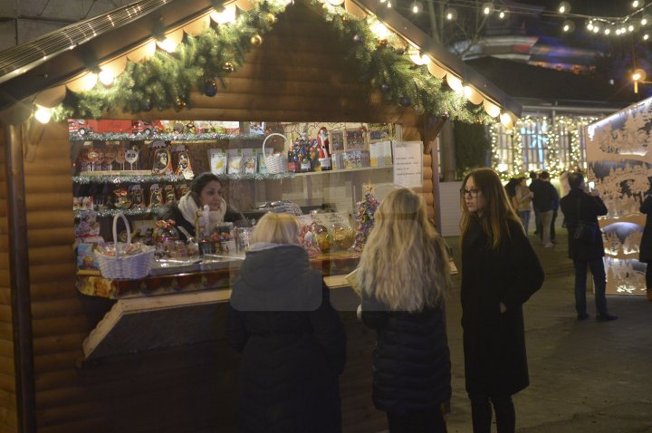 MIROS DE BUCATE LA TÂRGUL DE CRĂCIUN. Vizitatorii se pot delecta cu mâncăruri tradiţionale