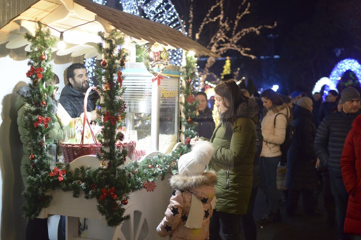 MIROS DE BUCATE LA TÂRGUL DE CRĂCIUN. Vizitatorii se pot delecta cu mâncăruri tradiţionale