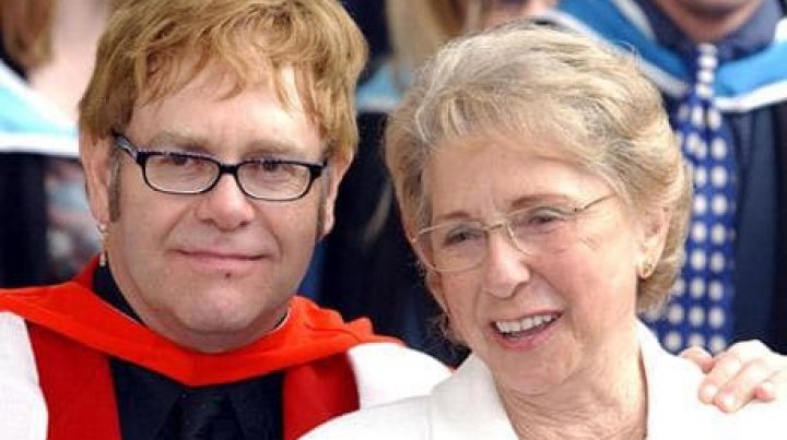 Mama lui Elton John a murit. Artistul se află în stare de șoc(FOTO)