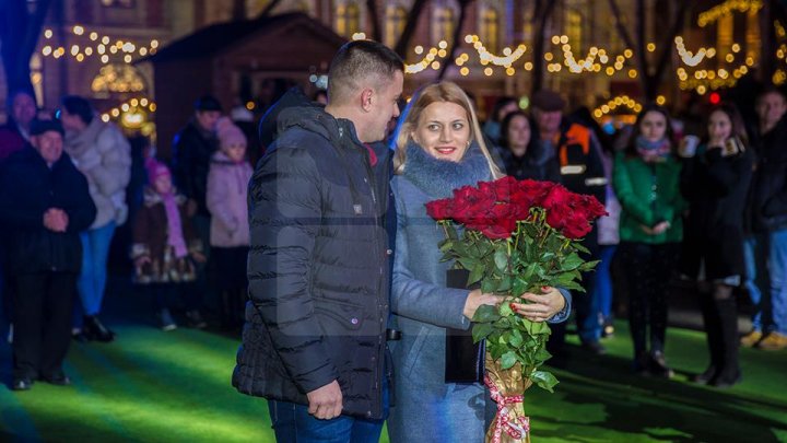 MOMENT EMOŢIONANT şi MAGIC! Şi-a cerut iubita în căsătorie, în faţa a zeci de oameni, la Târgul de Crăciun din Capitală (FOTO/VIDEO)