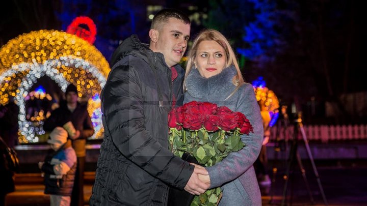 MOMENT EMOŢIONANT şi MAGIC! Şi-a cerut iubita în căsătorie, în faţa a zeci de oameni, la Târgul de Crăciun din Capitală (FOTO/VIDEO)