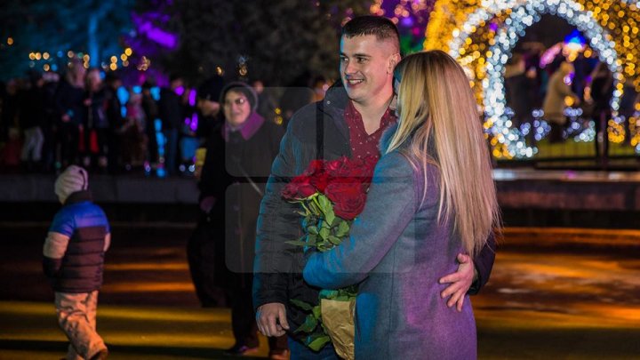 MOMENT EMOŢIONANT şi MAGIC! Şi-a cerut iubita în căsătorie, în faţa a zeci de oameni, la Târgul de Crăciun din Capitală (FOTO/VIDEO)