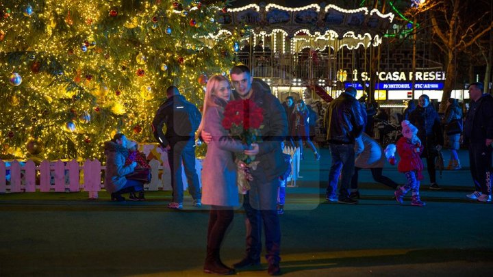 MOMENT EMOŢIONANT şi MAGIC! Şi-a cerut iubita în căsătorie, în faţa a zeci de oameni, la Târgul de Crăciun din Capitală (FOTO/VIDEO)