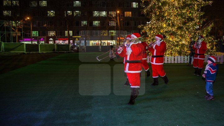 MOMENT EMOŢIONANT şi MAGIC! Şi-a cerut iubita în căsătorie, în faţa a zeci de oameni, la Târgul de Crăciun din Capitală (FOTO/VIDEO)