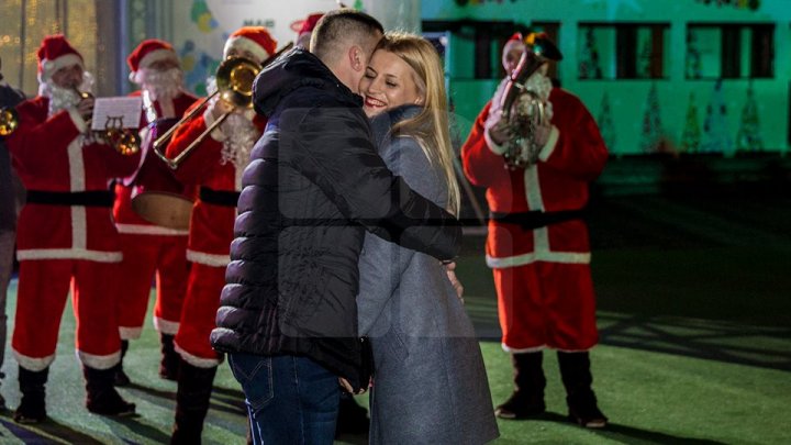 MOMENT EMOŢIONANT şi MAGIC! Şi-a cerut iubita în căsătorie, în faţa a zeci de oameni, la Târgul de Crăciun din Capitală (FOTO/VIDEO)