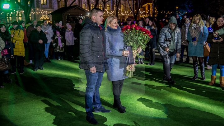 MOMENT EMOŢIONANT şi MAGIC! Şi-a cerut iubita în căsătorie, în faţa a zeci de oameni, la Târgul de Crăciun din Capitală (FOTO/VIDEO)