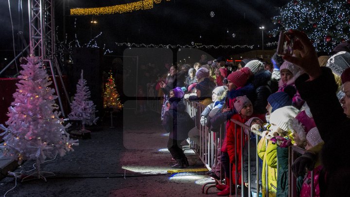 CAPITALA, GATA DE SĂRBĂTOARE. Luminițele din PMAN au fost aprinse