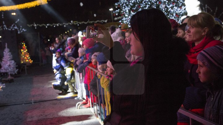 CAPITALA, GATA DE SĂRBĂTOARE. Luminițele din PMAN au fost aprinse