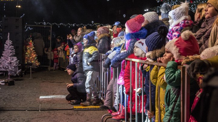 CAPITALA, GATA DE SĂRBĂTOARE. Luminițele din PMAN au fost aprinse